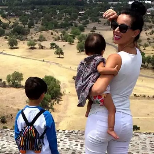 Claudia Lizaldi y sus hijos en Teotihuacán