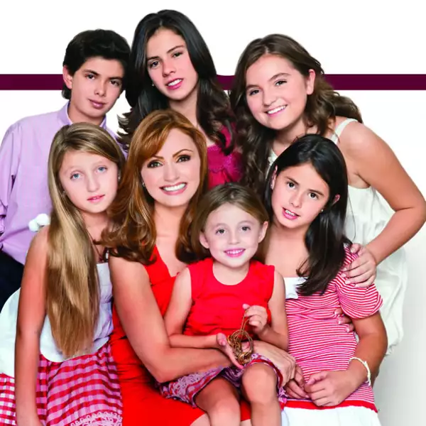 Angélica se ganó el cariño de los hijos del entonces Gobernador, incluso les dejó muy claro que `ella no iba a ocupar el lugar de su mamá´, así lo declaró en entrevista con la revista Quién en junio de 2009.