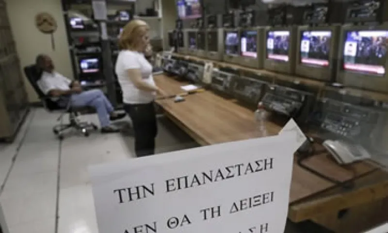 El cierre de la TV estatal griega implica el despido de 2,600 trabajadores.  (Foto: Reuters)