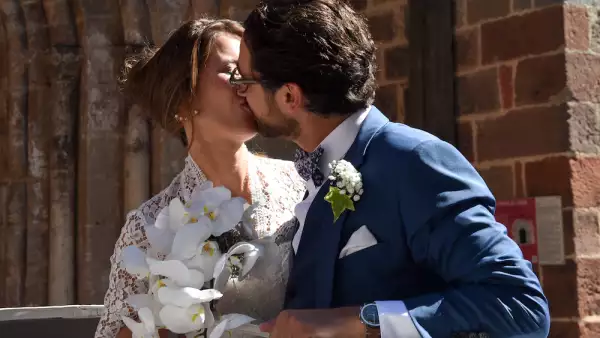 Novia se hace viral al romper tradición y llevar vestido estampado a su boda
