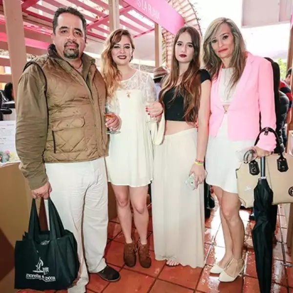 Arturo Bravo,Samantha,Sabrina y Marcela Muñoz