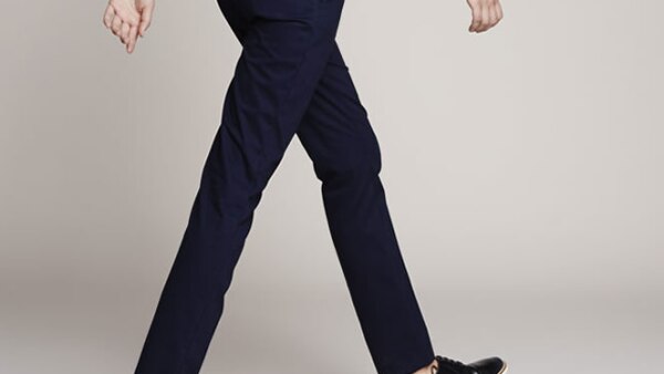 Los pantalones de algón de corte recto acompañados de un blazer, una chaqueta o un suéter son la combinación casual por excelencia.