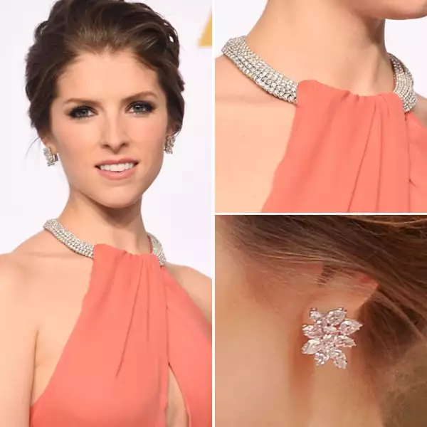 El collar de Norman Silverman que usó Anna Kendrick de 5 filas, contenía diamantes en forma de pera de 13k. El collar fue incluído dentro del diseño del vestido.