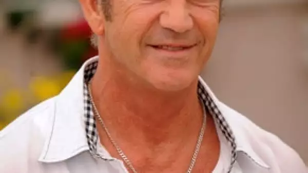 El actor australiano viajó aquel país para cumplir con su sentencia a servicio comuntario por atacar a su ex novia Oksana Grigorieva en el 2010.