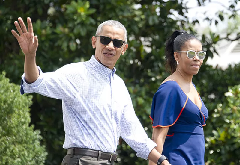 La familia presidencial de EU encantó con su carisma y estilo cuando se disponían a tomar un helicóptero rumbo a la isla Martha's Vineyard.