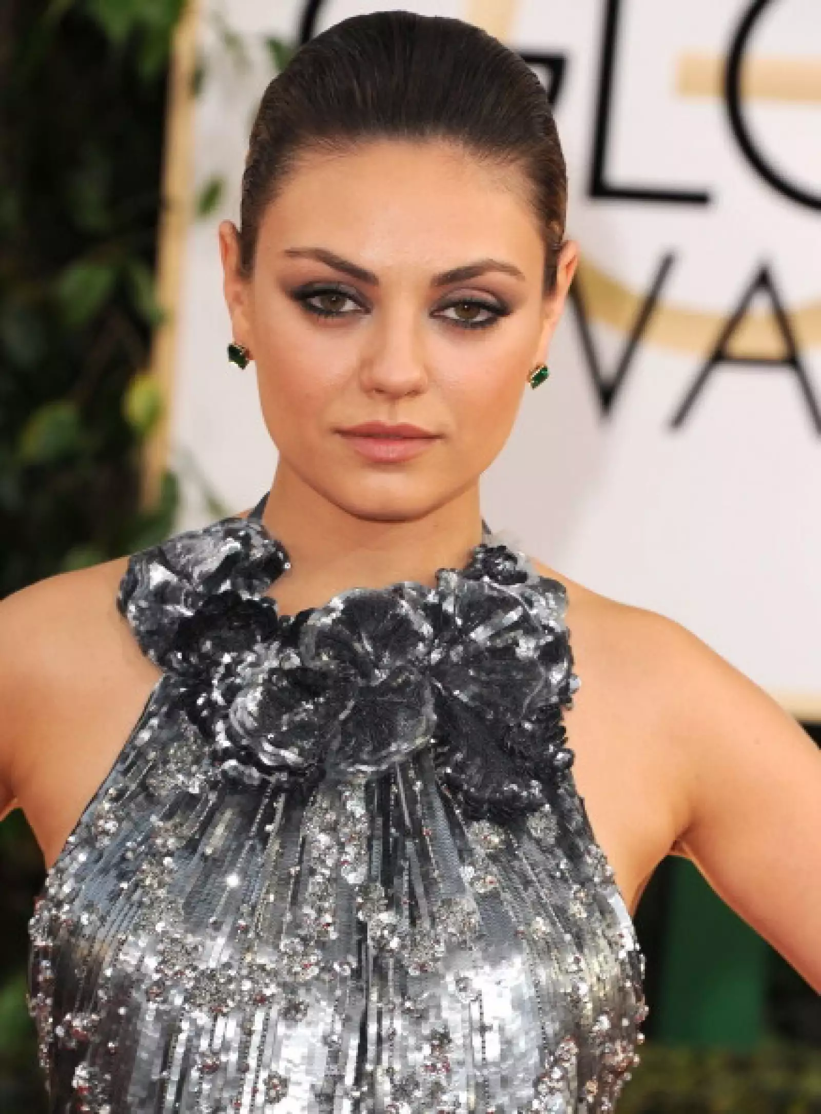 Mila Kunis es otra celebridad que es fanática del smokey eye. Para la mirada tan intensa que tiene, este estilo de maquillaje es el indicado.