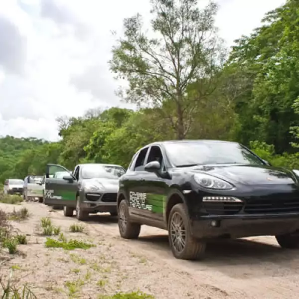 Estéticamente, el nuevo Cayenne comparte muy poco con su antecesor. El frente cuenta con elementos más sutiles y una curva que avanza progresivamente desde la parte baja.