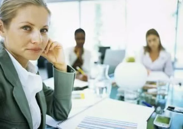 Ante un día gris en la oficina, toma unos minutos para disfrutar un café. Si el problema es personal soluciónalo enfrentándolo. (Foto: Jupiter Images)