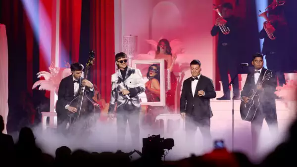 Eslabón Armado y Peso Pluma interpretaron "Ella baila sola" en los Grammys Latino 2023.