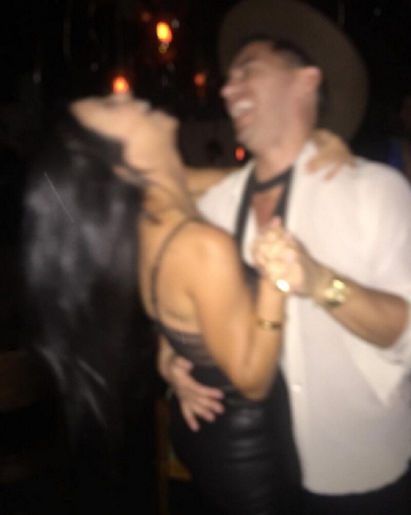 Kourtney presumió esta fotografía en la que aparece divirtiéndose con un misterioso hombre.