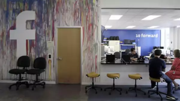 La comida gratis o las salas de juegos buscan tener a la gente en las oficinas  de Silicon Valley. (Foto: AP)