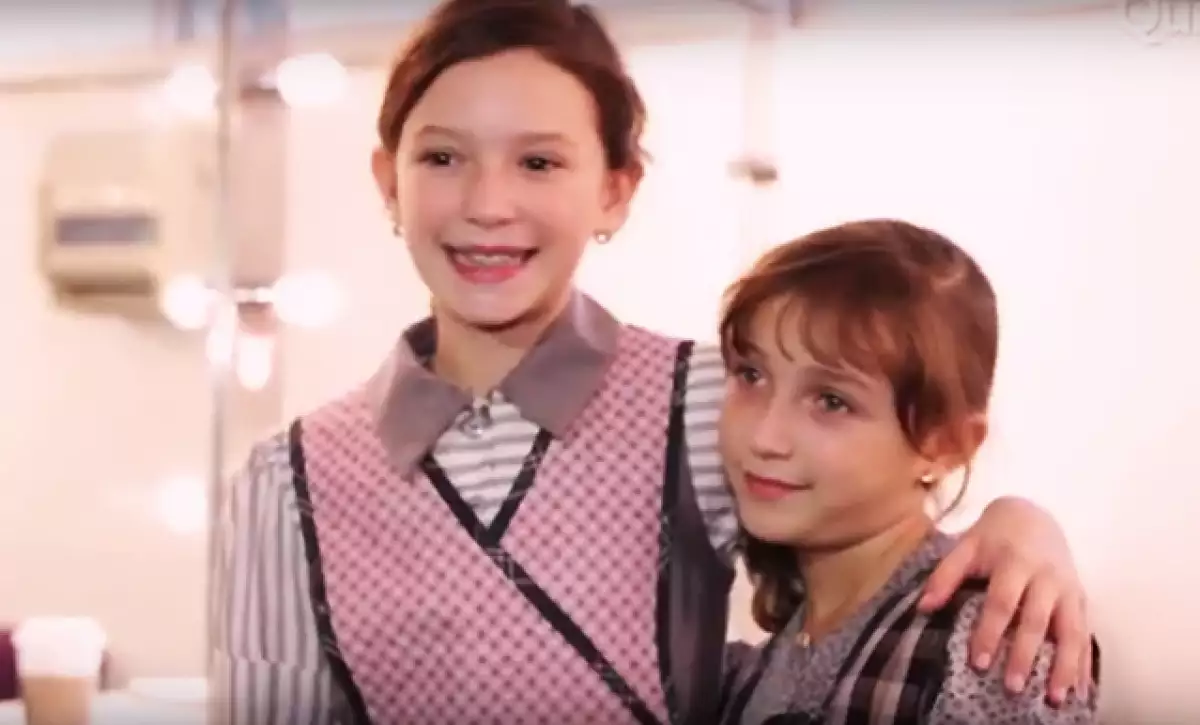 Nos metimos a la prueba de vestuario del musical Annie, para ver cómo Mía y su hermanita Nina se empiezan a convertir en as huerfanitas más entrañables y famosas del teatro.