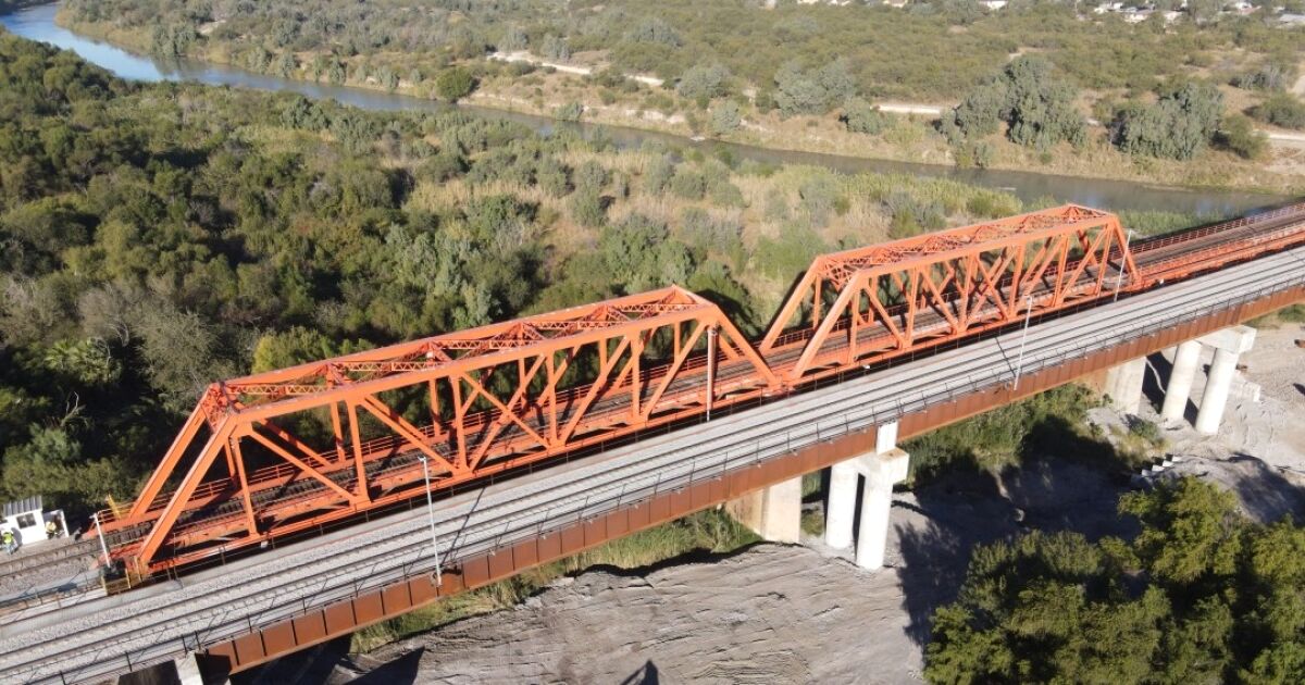 CPKC tarife belirsizliğini çeker ve sınırda bir demiryolu köprüsü açar