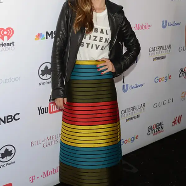 Admiramos un look llamativo como el de la actriz. Mientras que muchas hubieramos combinado la falda de Mary Katrantzou con tacones, Olivia le dio un toque muy contemporáneo al llevarla con tenis, una t-shirt, y una chamarra de piel.