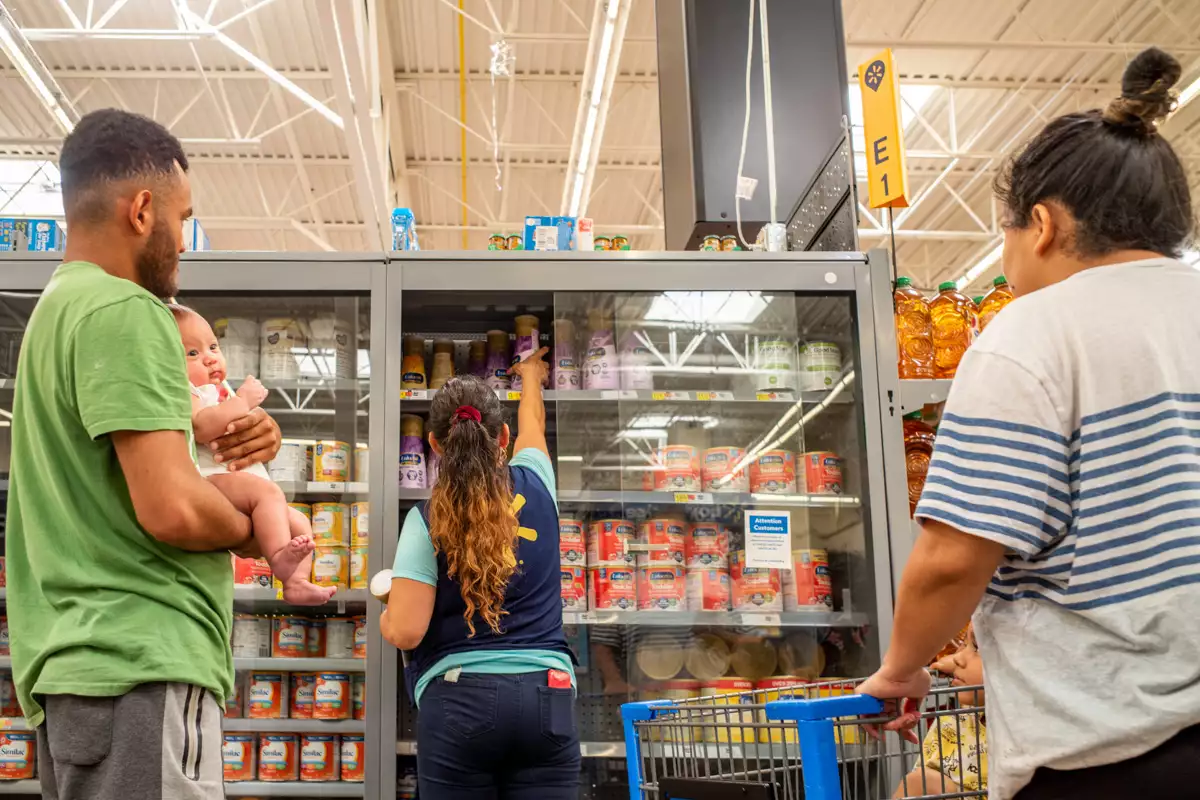 (Familia recorre los pasillos de un supermercado)
