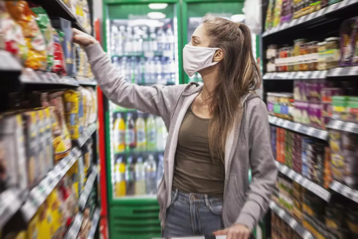 Gastos hormiga (una mujer compra productos en un super mercado)