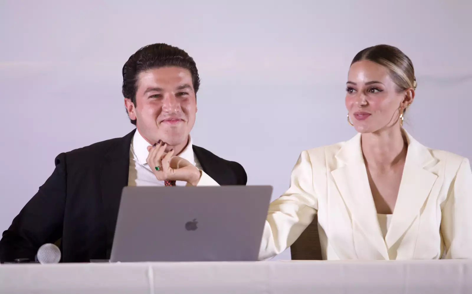 El candidato a la gubernatura de Nuevo León por Movimiento Ciudadano, Samuel García acompañado de su esposa Mariana Rodríguez y el dirigente nacional de MC; Clemente Castañeda ofreció una rueda de prensa donde se declara ganador en las encuestas de