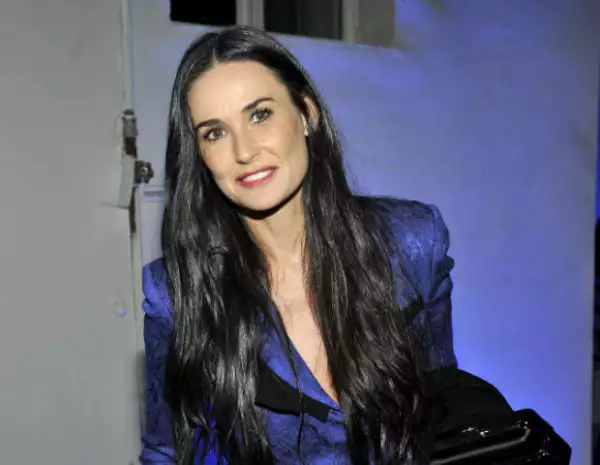 Demi Moore luce un rostro y figura envidiables a sus 52 años.