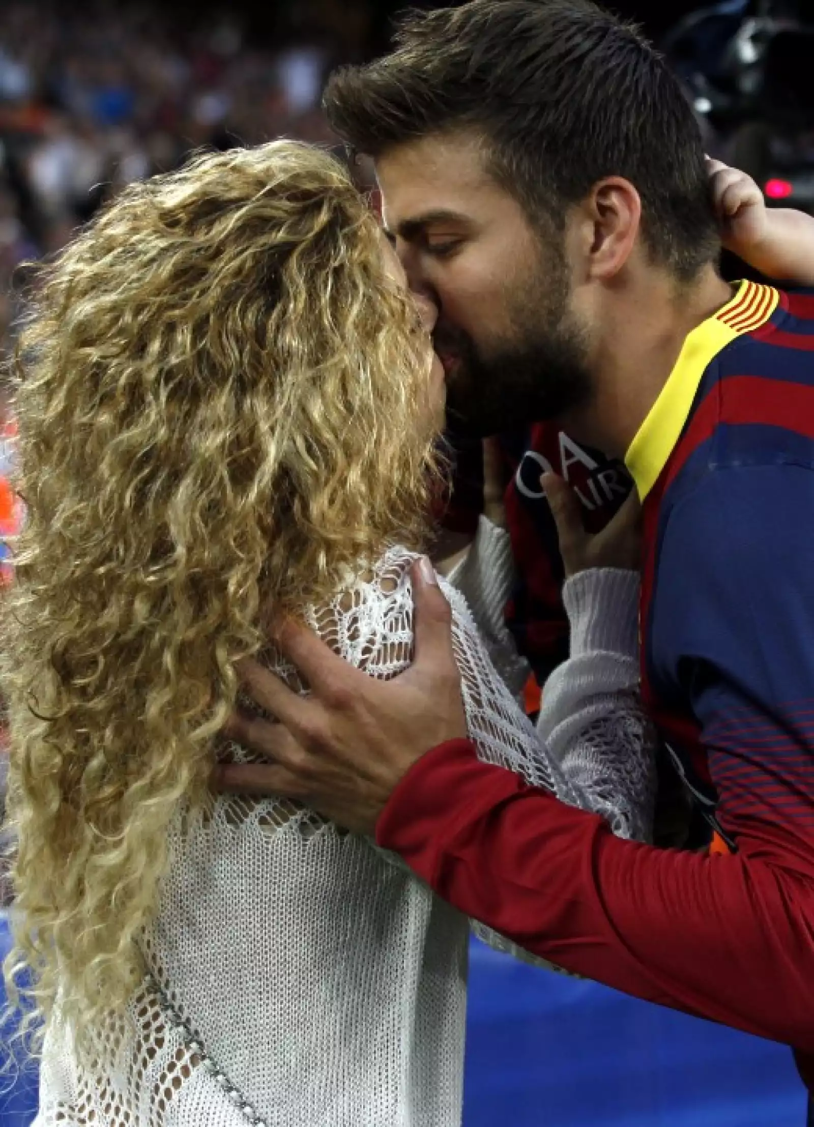 Gerard no podía irse sin darle un romántico beso a su guapa novia.