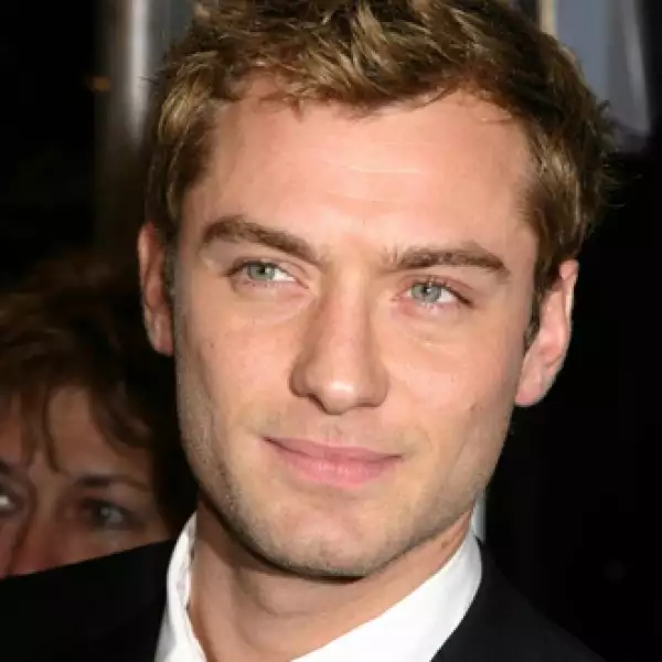 Jude Law. El actor británico es considerado de los favoritos, sin embargo tiene fama de mujeriego. Nadie puede olvidar como su ex novia Sienna Miller lo cachó con la nana de los hijos de él, sin embargo años más tarde lo perdonó y retomaron su relación, finalmente cortaron el año pasado y cada quien ha tomado rumbos distintos.