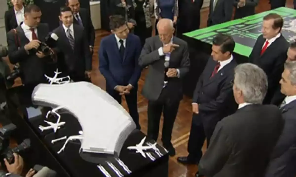 El proyecto del nuevo aeropuerto fue presentado por los arquitectos Norman Foster y Fernando Romero al presidente Enrique Peña Nieto. (Foto: Especial)