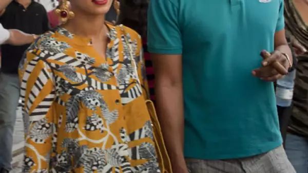 Los dos iban muy acorde a sus vacaciones, ella con un peinado tribal alto y él con un habano entre los dedos, seguramente hecho en la región.