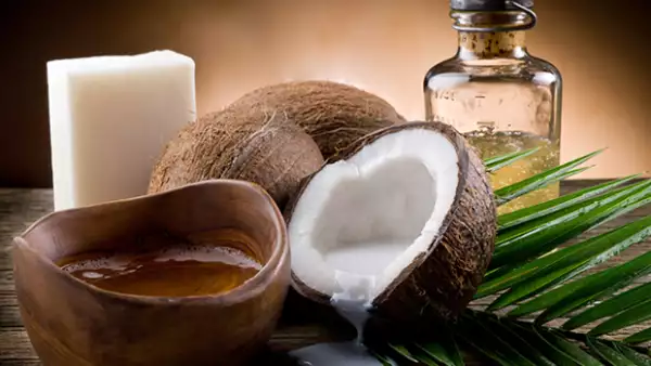 Además de ser súper saludable para el cuerpo, el aceite de coco puede ser usado diariamente en tu rutina de belleza. Estos 10 usos cambiarán tu piel, tu pelo y tu vida por completo.