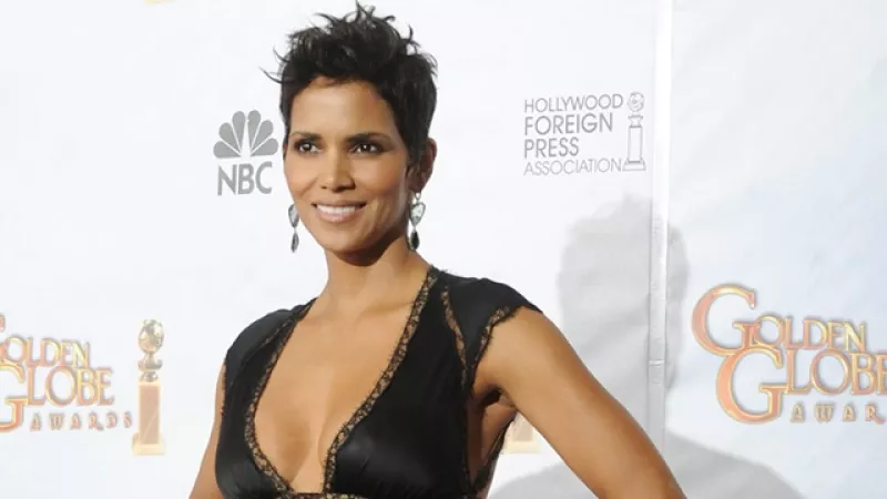 Halle Berry asiste a la entrega de los Golden Globes