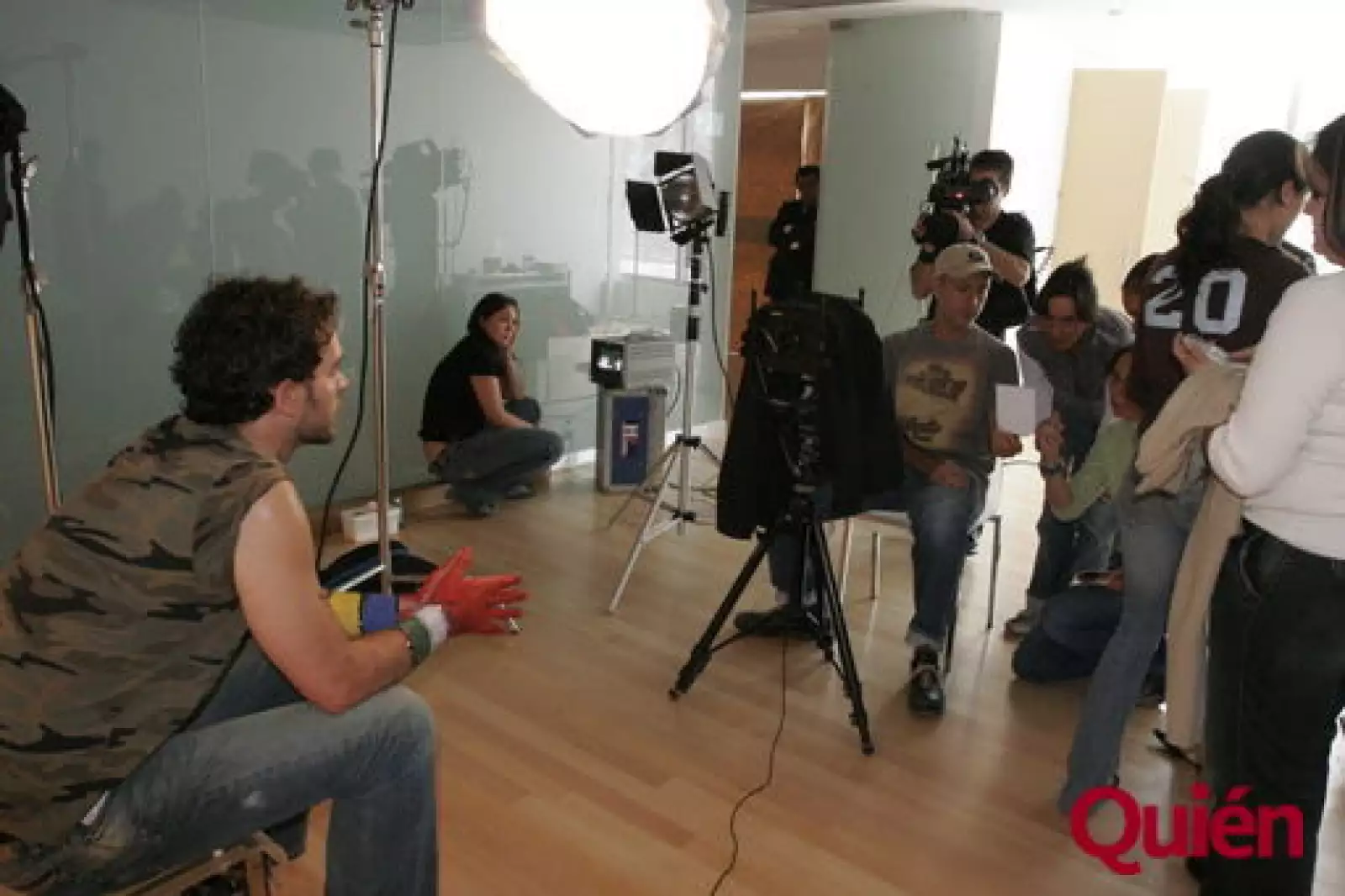 Manolo Cardona Backstage