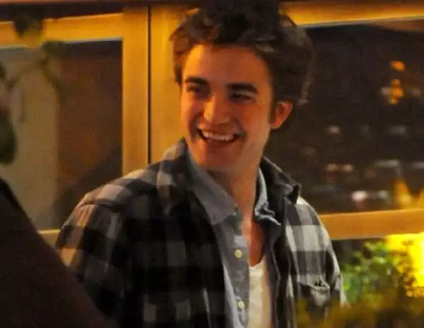 Robert Pattinson en el bar Blue Café en Yaletown, Vancouver.