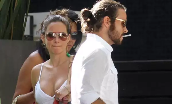 El actor tiene una relación sentimental con Christina Lima (izq) de quien se conoce muy poco.