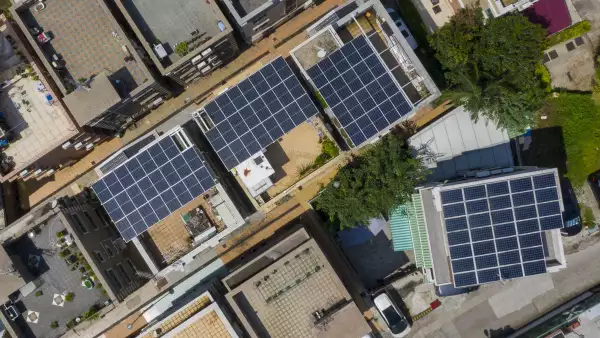 Paneles solares en techos de viviendas