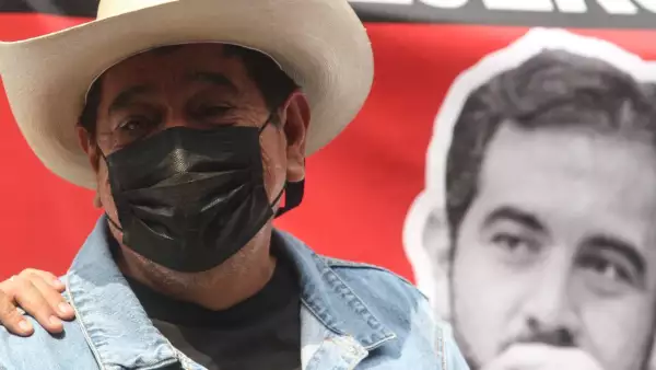 Félix Salgado Macedonio durante su protesta frente a instalaciones del INE.
