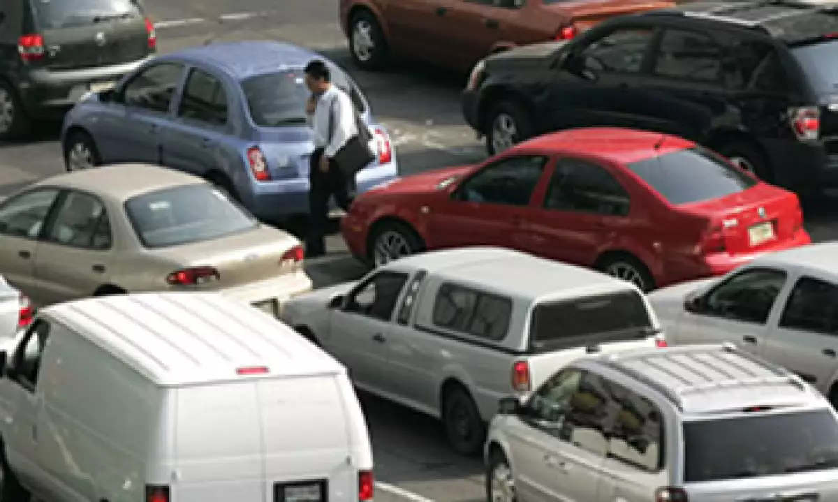 El nicho de mercado para los autos eléctricos son las ciudades con conflictos de tránsito. (Foto: AP)