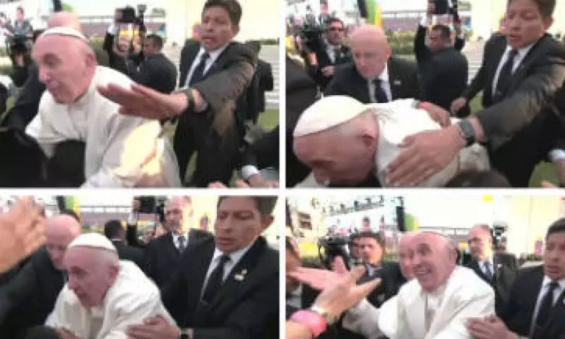 El papa se vio muy molesto por el jaloneo ocurrido cuando se acercó a saludar a fieles tras un encuentro con jóvenes en Morelia. (Foto: Reuters)
