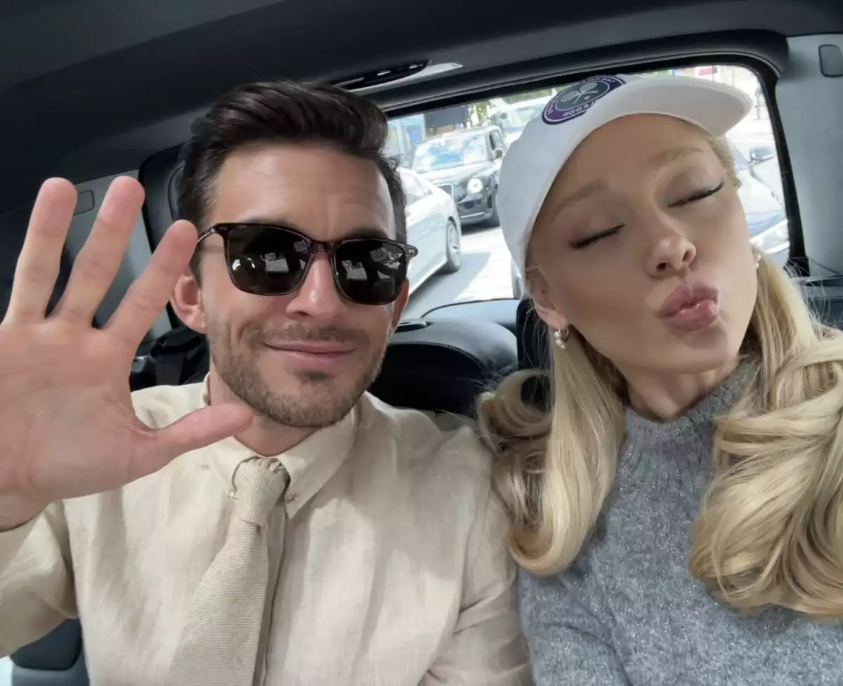 Jonathan Bailey y Ariana Grande