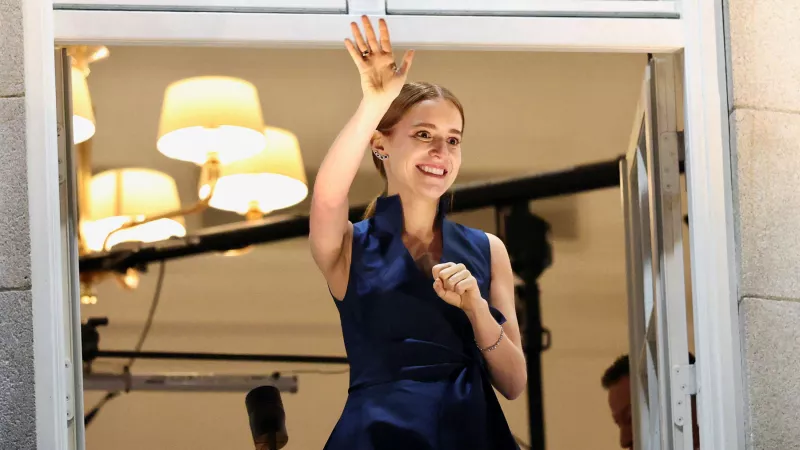 Ana Corina Sosa Machado, hija de la líder de la oposición venezolana María Corina Machado, saluda desde un balcón del Grand Hotel durante una procesión a la luz de la antorcha para honrar a su madre, que recibió el Premio Nobel de la Paz, en Oslo, Noruega, el 10 de diciembre de 2025.