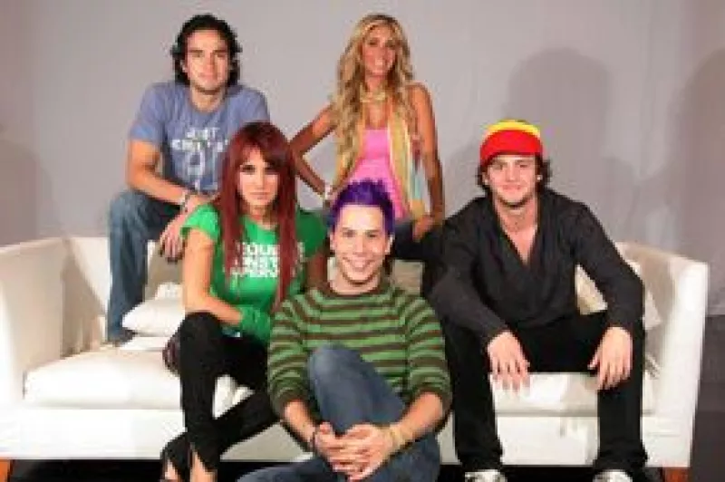 El cantante mexicano señaló que siente nostalgia por el concepto del grupo, pero reconoció que luego de algunos años de éxito por fin sabe lo que es reposar y enfrentarse al reto de ser solista.