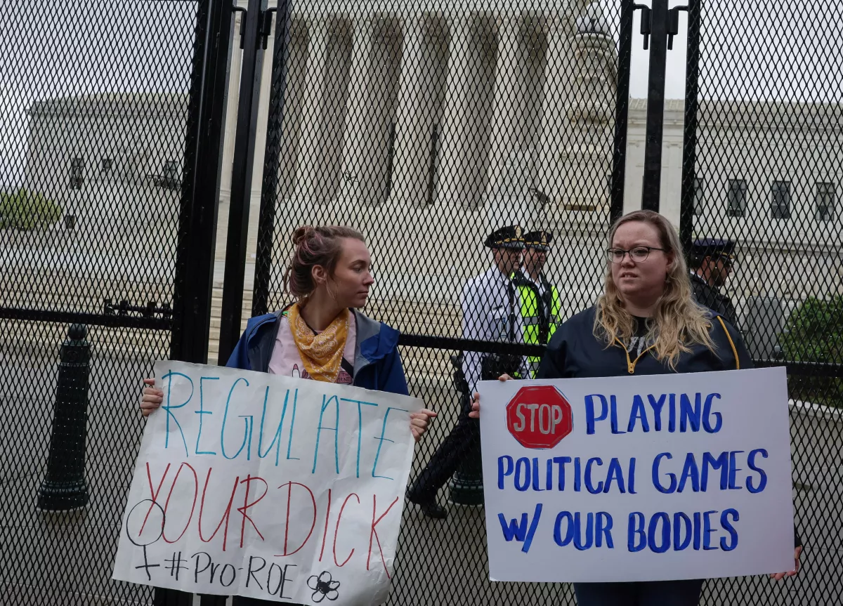 Oficiales de policía caminan detrás de las vallas durante una protesta a favor del derecho al aborto fuera de la Corte Suprema de Estados Unidos. 