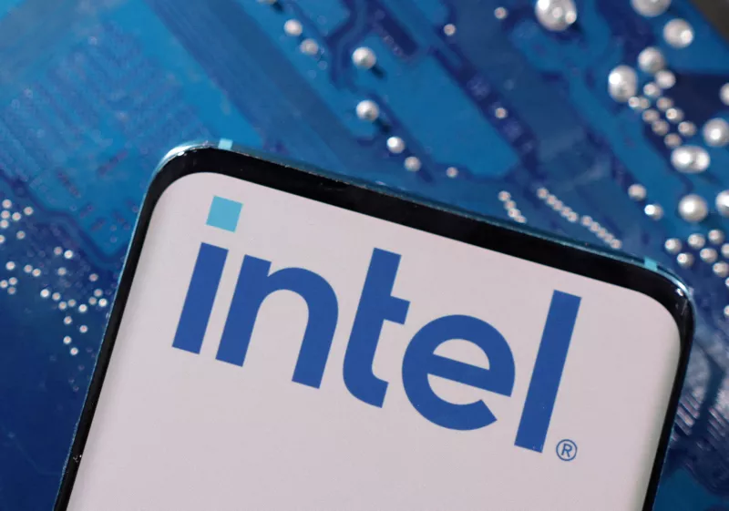 Intel en crisis: Cómo pasó de ser líder en tech a caer más de 60% en sus acciones