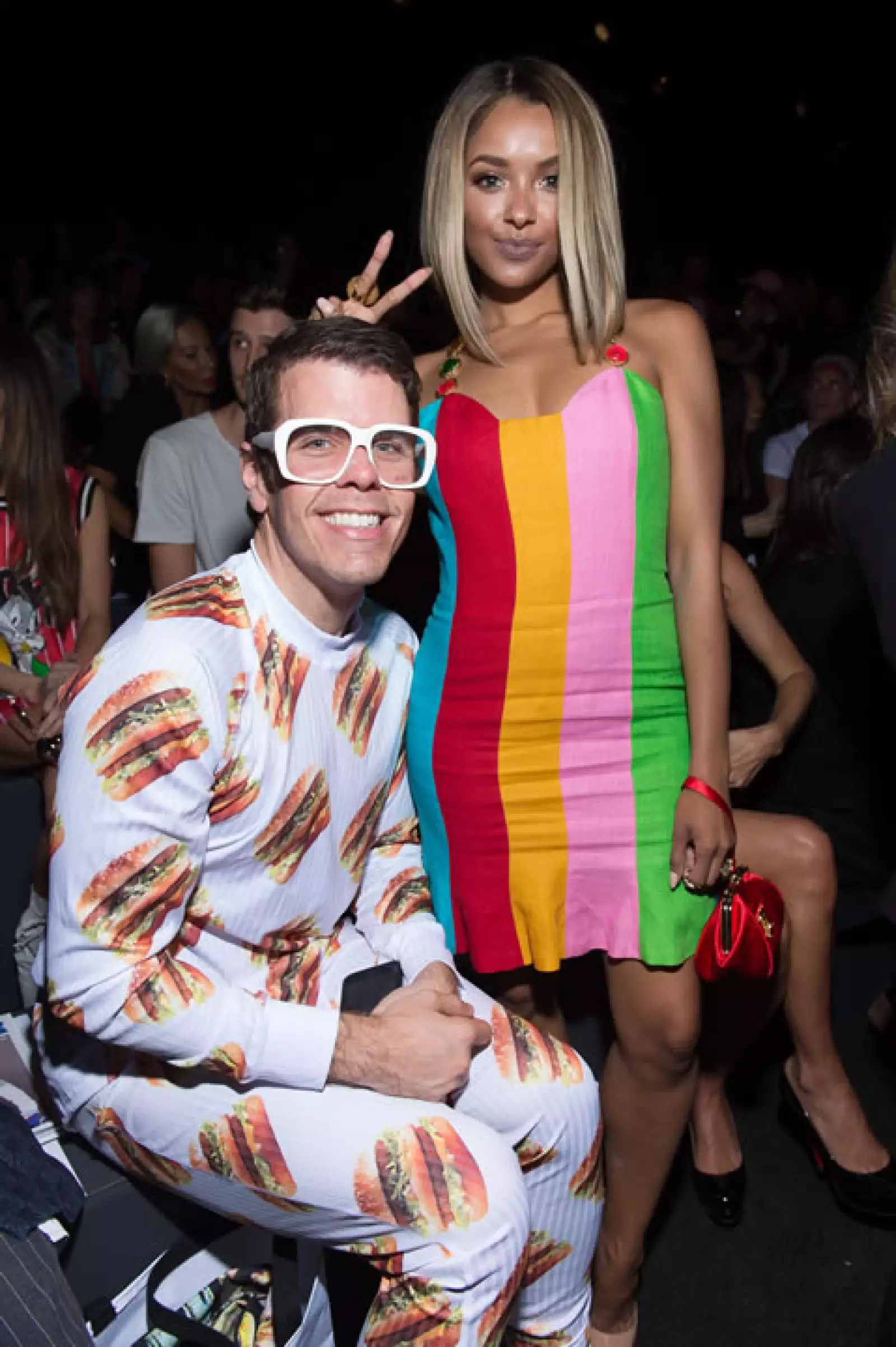 Perez Hilton y Kat Graham en Jeremy Scott.