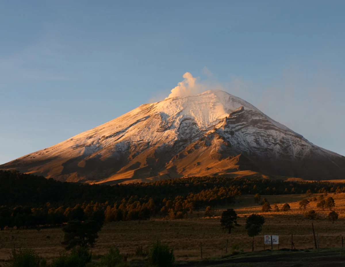 El Comité Científico Asesor del Volcán Popocatépetl determinó elevar a fase 3 el nivel del Semáforo de Alerta Volcánica, ante la tendencia del coloso a incrementar su actividad.