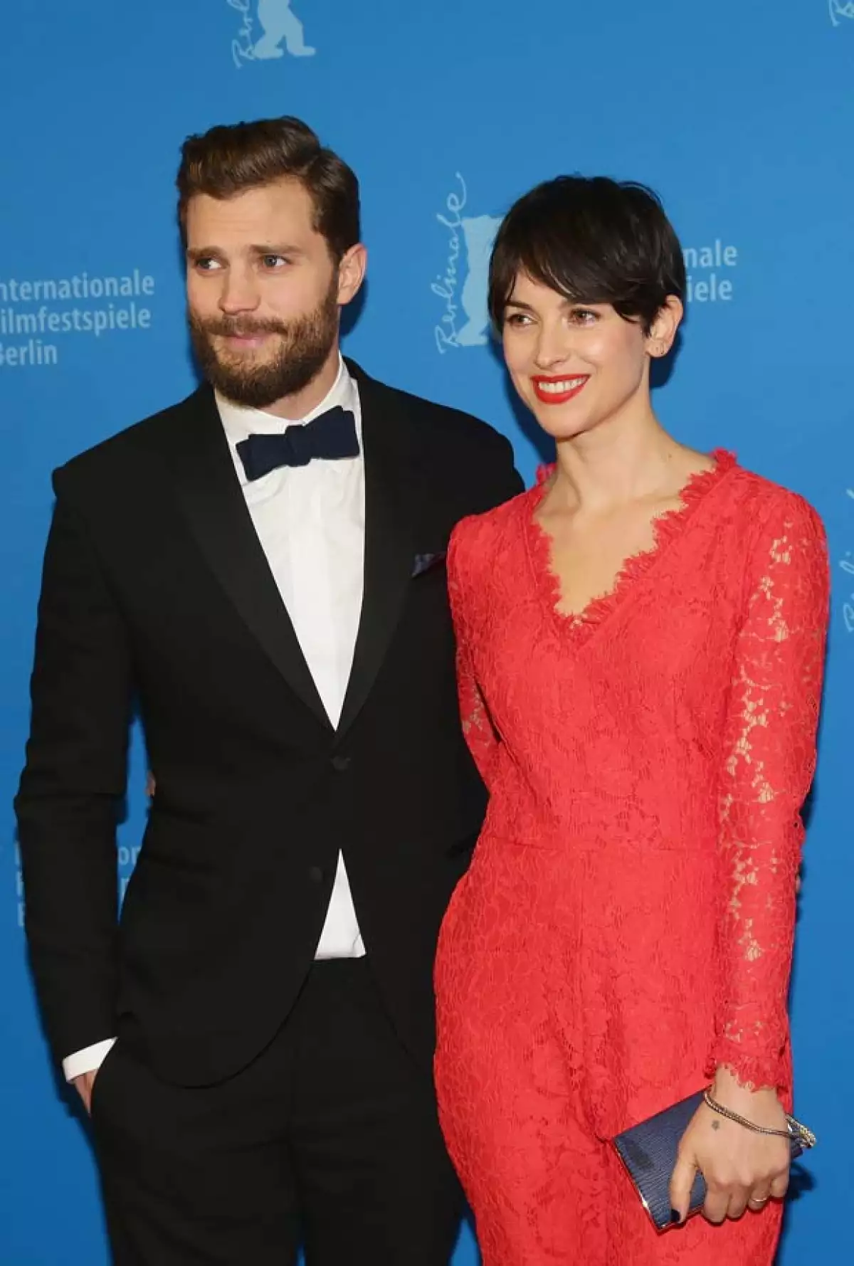 Amelia Warner no está nada cómoda con ver a su guapo famoso protagonizar una de las películas más sexys de todos los tiempos, por lo que ha decidido no verla.