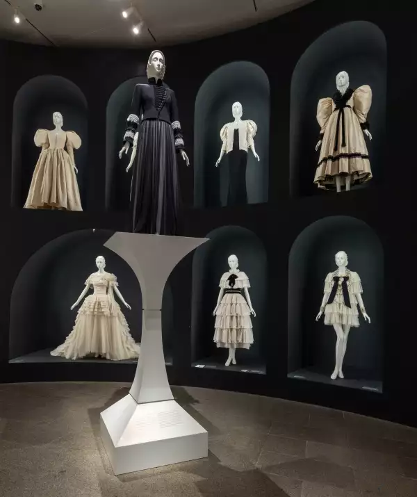 Foto: The Costume Institute; Karl Lagerfeld: A Line of Beauty (2023)