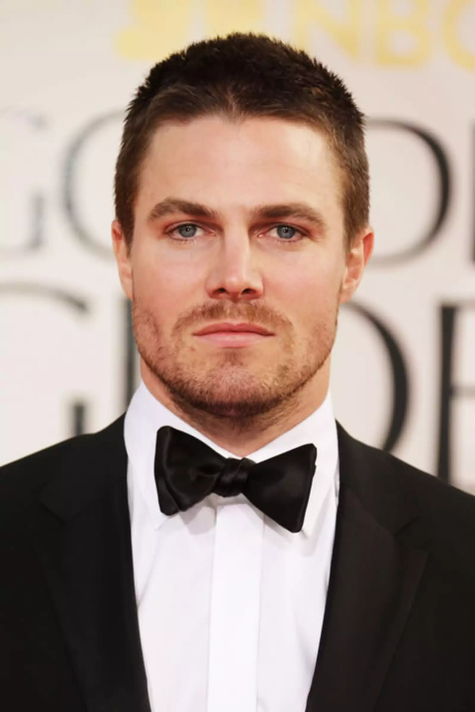 Ha participado en diferentes series de televisión, pero `Arrow´, la más reciente es la que le ha dado más fama.