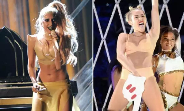 El outfit que usó Lady Gaga en los premios Grammy 2011, fue similar al que eligió Miley para la noche del pasado domingo.
