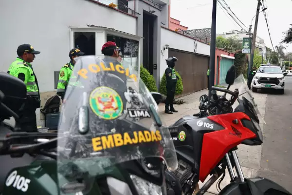 Agentes de policía se paran fuera de la embajada de México después de que la Corte Suprema de Perú ordenara el arresto y la detención preventiva de cinco meses de la ex primera ministra Betssy Chávez, que actualmente está bajo asilo en la embajada, en Lima, Perú, el 21 de noviembre de 2025.