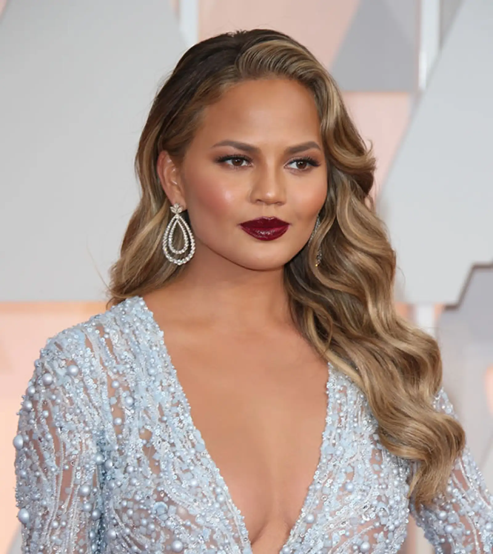 Después de los Oscar, vimos a Chrissy Teigen pintarse el pelo de un café muy oscuro. Poco después regresó a su habitual güero.