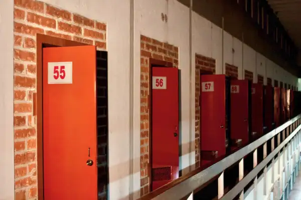 Imagen de los pasillos de la Cárcel de Lecumberri, se observan las puertas de las celdas en las que ahora se resguardan los archivos de la nación.