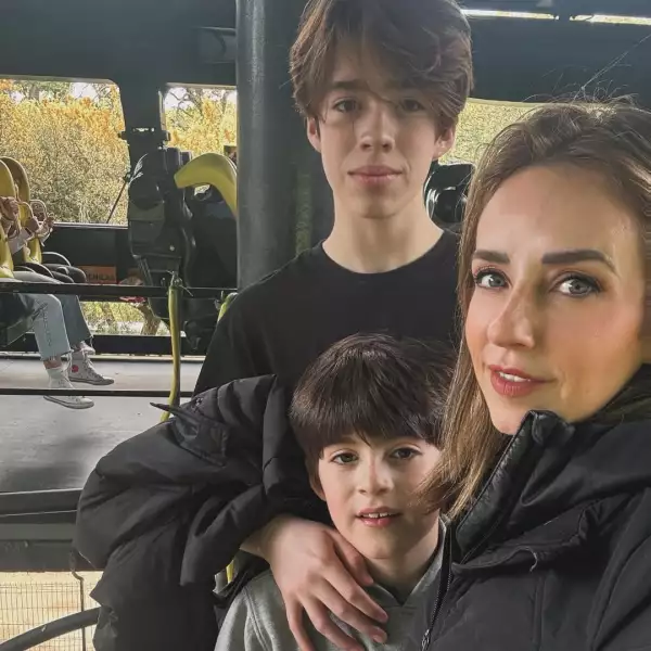 Madre… qué palabra tan amplia…Felicidades para las que viven la maternidad con hijos en brazos o en el corazón Para quienes lo son desde el alma, aunque no desde la sangre.Ser madre es sostener un universo entero con una sola mirada.E.jpg